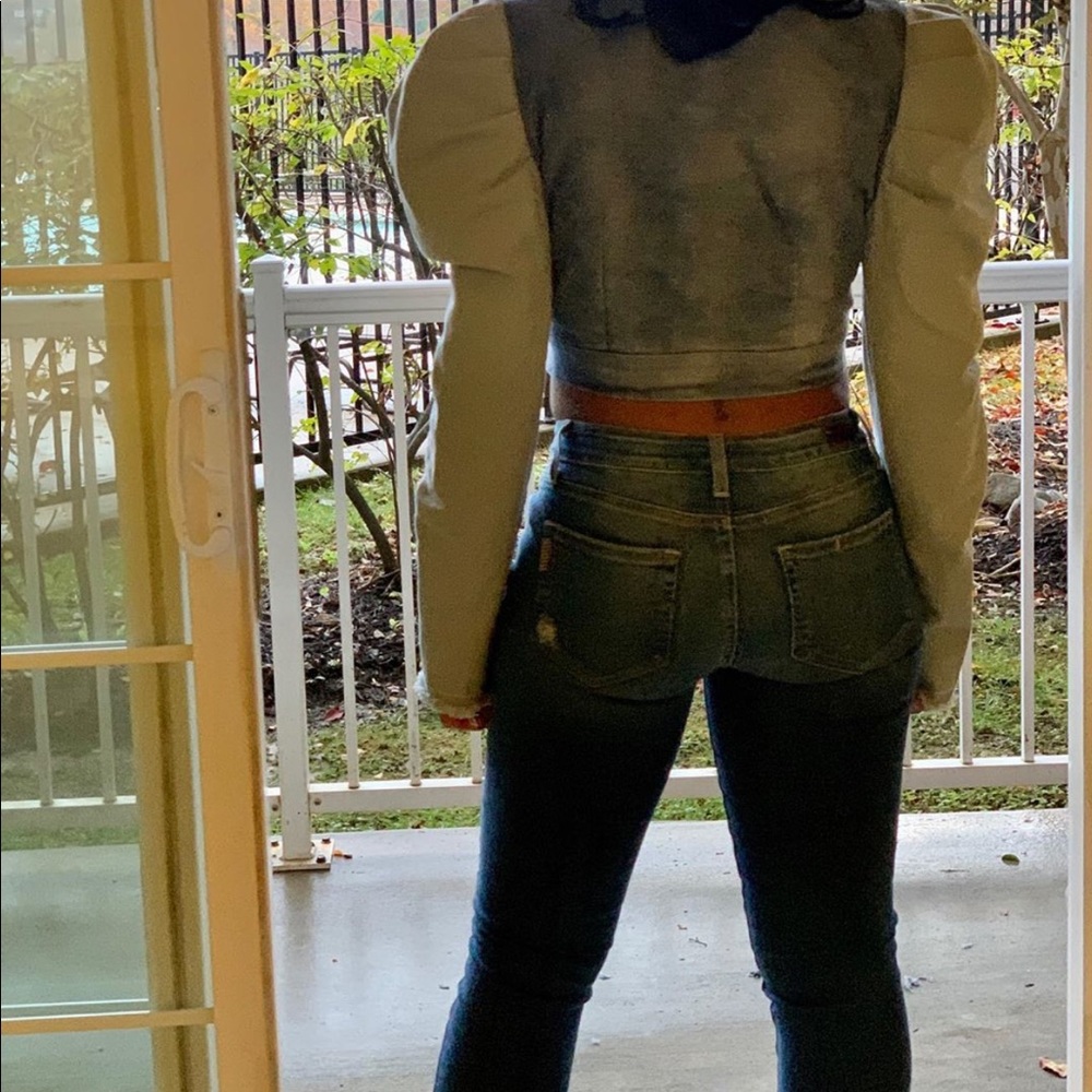 Puffy shoulder jean jacket